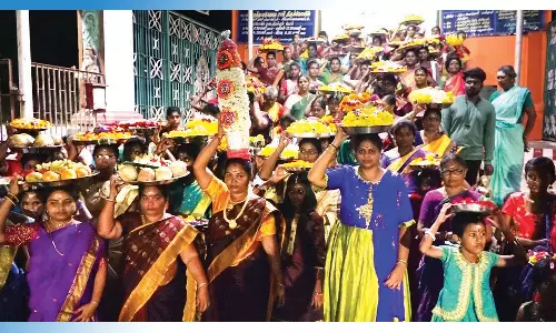 கோவில் திருவிழாவில் பூத்தட்டு எடுத்து வந்த பெண்கள்