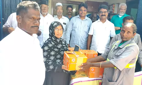 தூய்மை பணியாளர்களுக்கு சுகாதார பொருட்கள் வழங்கல்