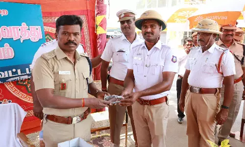 திருப்பத்தூரில் போக்குவரத்து போலீசாருக்கு கூலிங் கிளாஸ்