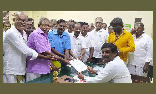 பத்திரப்பதிவு தடையை நீக்க கோரி தாசில்தாரிடம் கோரிக்கை மனு