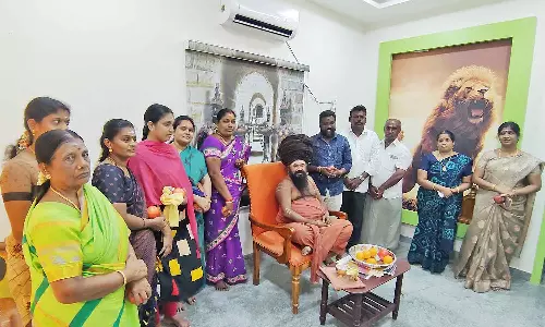 சீர்காழி நகர்மன்ற உறுப்பினர்கள் தருமபுரம் ஆதினத்தை சந்தித்து ஆசிபெற்றனர்