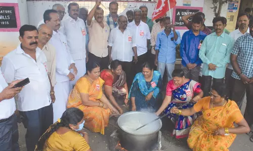 கோவையில் பஞ்சாலை முன்பு தொழிலாளர்கள் கஞ்சி காய்ச்சும் போராட்டம்