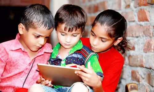 குழந்தைகளின் செயல்பாட்டை முடக்கும் செல்போன்- கோடை விடுமுறை காலத்தில் கவனத்தை திசை திருப்ப போராடும் பெற்றோர்