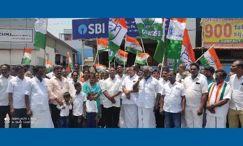 மீஞ்சூரில் காங்கிரஸ் கட்சியினர் ஆர்ப்பாட்டம்