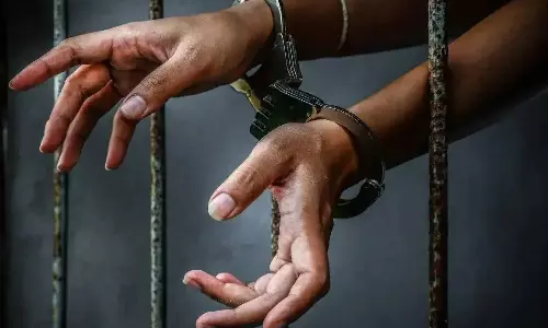 19 வீடுகள் கட்ட போலி ஆணை தயாரித்த ஊராட்சி தலைவியின் கணவர்-நண்பர் கைது