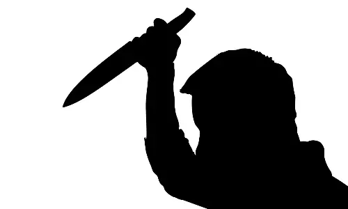 தேர்வு அறையில் நண்பனை கத்தியால் குத்திய 9-ம் வகுப்பு மாணவன்