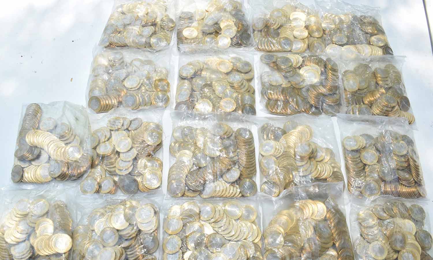 சங்ககிரியில், மனைவிக்கு ஜீவனாம்சம் வழங்க கோர்ட்டுக்கு ரூ. 2 லட்சத்து 18 ஆயிரத்திற்கு 10 ரூபாய் நாணயங்களை கொண்டு வந்த கணவர்