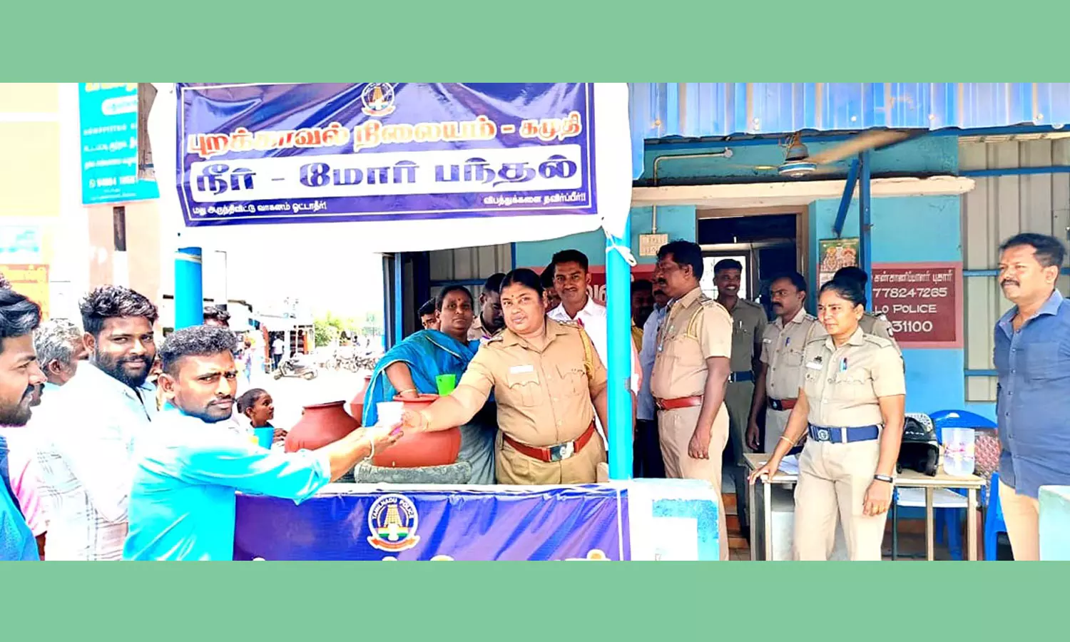 பயணிகள் தாகம் தணிக்கும் போலீசார்