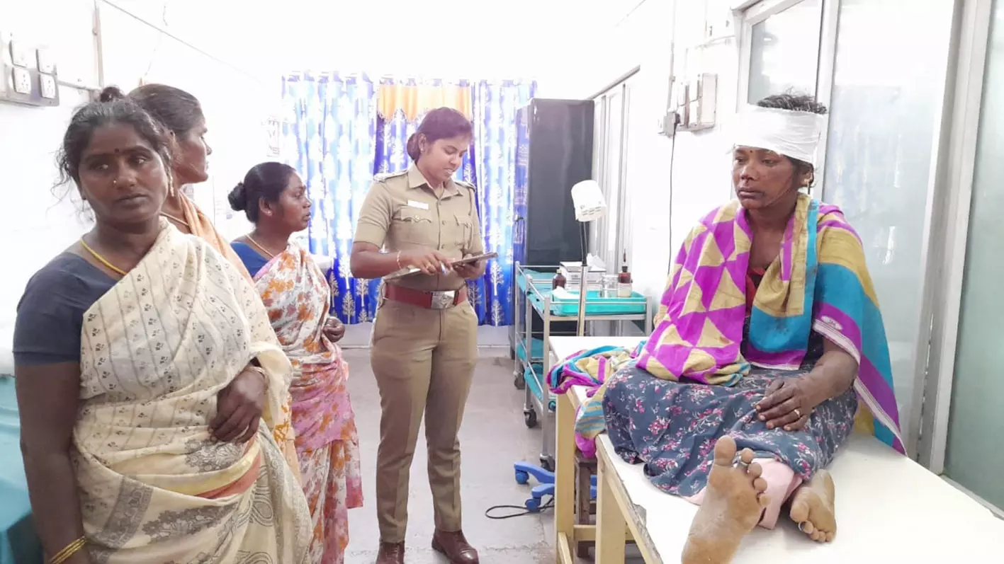 பெண்ணிடம் சில்மிஷம் செய்து கோடாரியால் தாக்கிய மர்ம நபர்