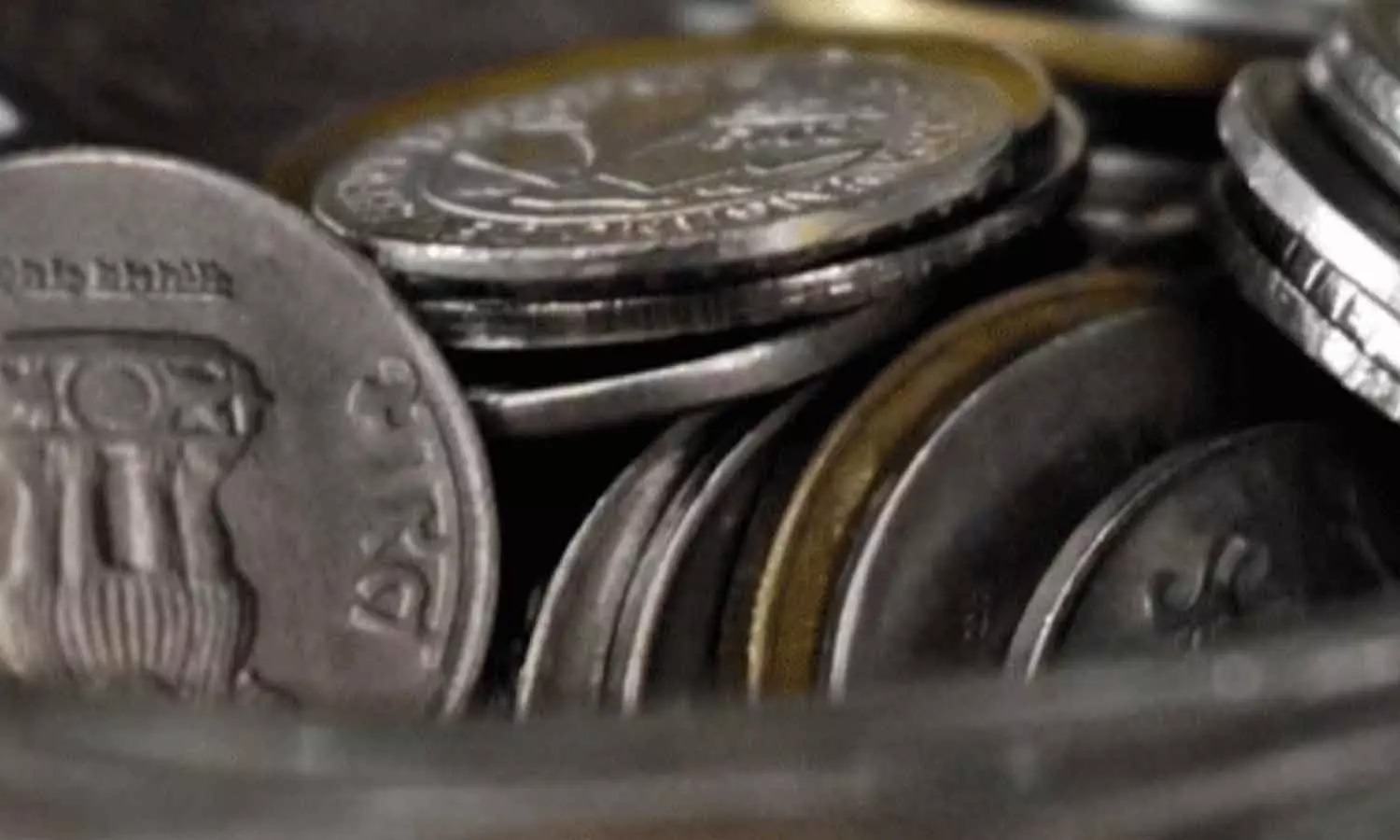 சீரடி ஆலய உண்டியல்களில் குவியும் நாணயங்களை ஏற்க வங்கிகள் மறுப்பு