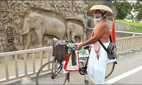 இந்தியாவில் உள்ள புண்ணிய தலங்களுக்கு சைக்கிள் பயணம் மேற்கொள்ளும் முதியவர்
