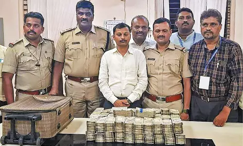 கர்நாடகத்தில் காரில் எடுத்துச் சென்ற ரூ.1½ கோடி பறிமுதல்