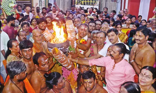 தண்டுமாரியம்மன் கோவிலில் அக்னிச்சாட்டு நிகழ்ச்சி: திரளான பக்தர்கள் சாமி தரிசனம்