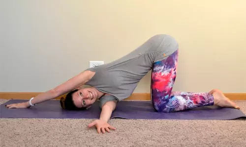 இடுப்புத் தசையை பலப்படுத்தும் பார்சுவ பாலாசனம்