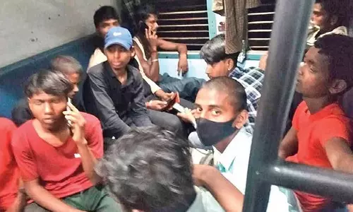 ஆந்திராவில் இருந்து வேலைக்கு அழைத்து செல்லப்பட்ட 42 சிறுவர்கள் ரெயிலில் மீட்பு- 7 பேர் கும்பல் கைது