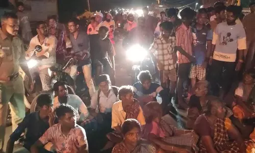 கோபிசெட்டிபாளையம் அருகே கோவில் திருவிழா தொடர்பாக மோதல்- பொதுமக்கள் சாலை மறியல்