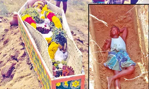 இறந்தவரை அடக்கம் செய்ய விடாமல் சவக்குழியில் படுத்து போராட்டம் நடத்திய விவசாயி