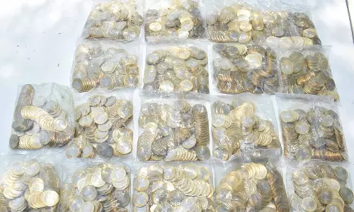 சங்ககிரியில், மனைவிக்கு ஜீவனாம்சம் வழங்க கோர்ட்டுக்கு ரூ. 2 லட்சத்து 18 ஆயிரத்திற்கு 10 ரூபாய் நாணயங்களை கொண்டு வந்த கணவர்