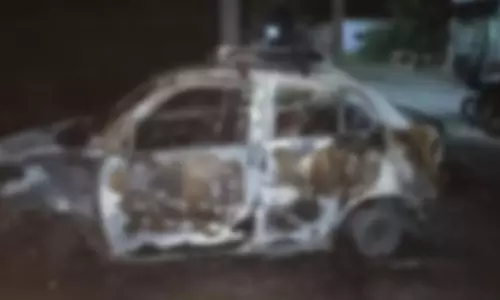 நள்ளிரவில் வி.ஏ.ஓ.வின் கார் தீவைத்து எரிப்பு- மர்ம நபர்களுக்கு வலைவீச்சு