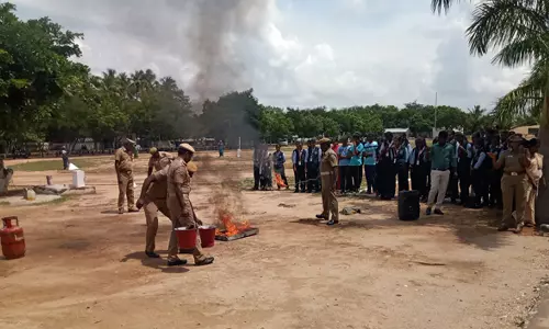 குளித்தலையில் தீயணைப்பு துறை சார்பில் தீ தொண்டு நாள் வார விழா