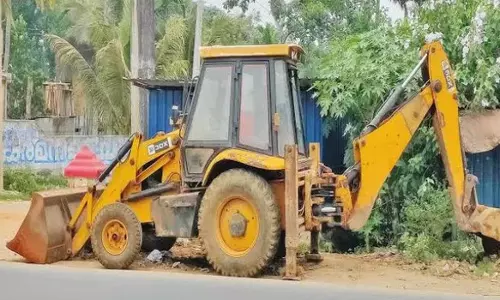 கிராவல் மண் கடத்திய டிராக்டர், பொக்லைன் எந்திரம் பறிமுதல்