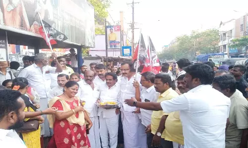 எடப்பாடி பழனிச்சாமிக்கு தேர்தல் ஆணையம் அங்கீகாரம்-திருச்சியில் அ.தி.மு.க.வினர் கொண்டாட்டம்