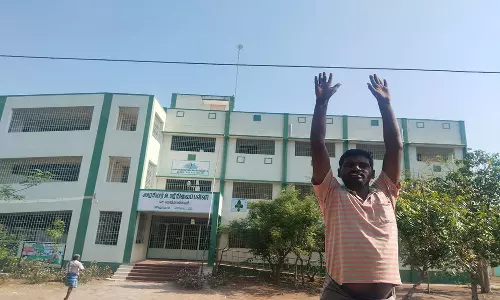 திண்டிவனம் அருகே பள்ளி வளாகத்தில் மின் வயர் அறுந்து விழுந்தது; ஊழியர்களிடம் பொதுமக்கள் வாக்குவாதம்