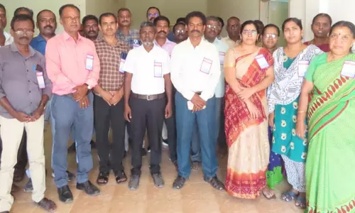 கோரிக்கை அட்டை அணிந்து பணியாற்றிய அமைச்சு பணியாளர்கள்