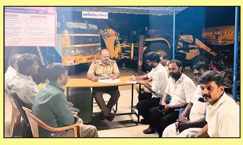 சுங்கச்சாவடி அருகே உள்ள கழிவுநீர் வாய்க்காலை சுத்தப்படுத்த வேண்டும்-காங்கிரஸ் வலியுறுத்தல்