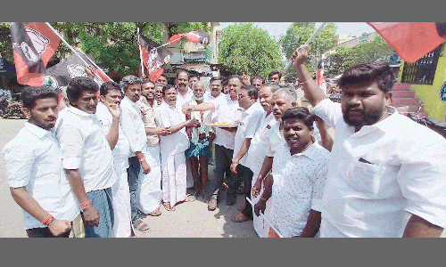 அ.தி.மு.க.வினர் பட்டாசு வெடித்து கொண்டாட்டம்