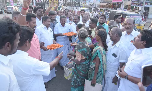 சிவகங்கையில் இனிப்பு வழங்கிய அ.தி.மு.க.வினர்