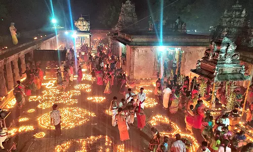 பெரியநாயகி அம்பாள்-பழம்பதிநாதர் கோவிலில் லட்சதீப பெருவிழா