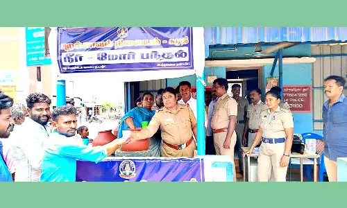 பயணிகள் தாகம் தணிக்கும் போலீசார்