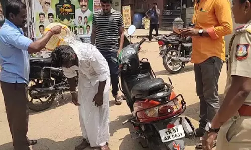 பழனியில் தபால் அலுவலகம் முன்பு தீக்குளிக்க முயன்ற காங்கிரஸ் நிர்வாகி