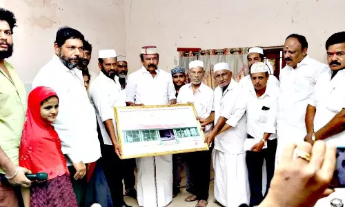 முஸ்லிம்களுக்கு தொழுகை விரிப்பு
