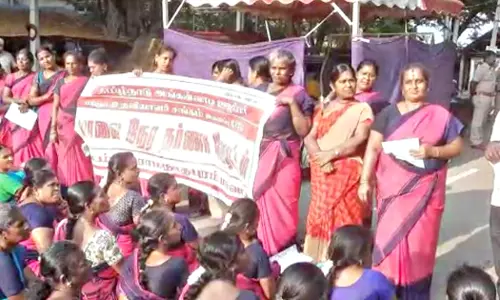 அங்கன்வாடி ஊழியர்கள் தர்ணா போராட்டம்