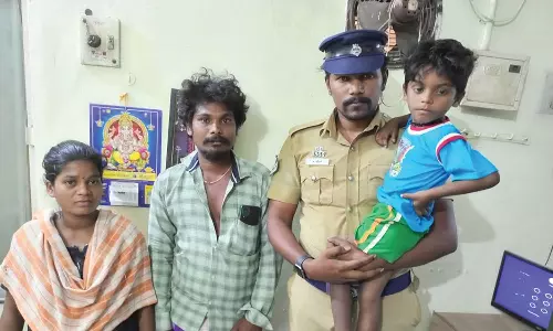 கோவை அரசு ஆஸ்பத்திரியில் மாயமான சிறுவனை மீட்டு பெற்றோரிடம் ஒப்படைத்த போலீஸ்காரர்