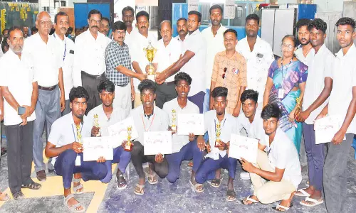 மாநில அளவில் கையுந்து பந்து போட்டியில்18  ஆண்டுகளாக சாதனை படைத்த மாணவர்கள்:கவுன்சிலர் பிரகாஷ் பாராட்டு