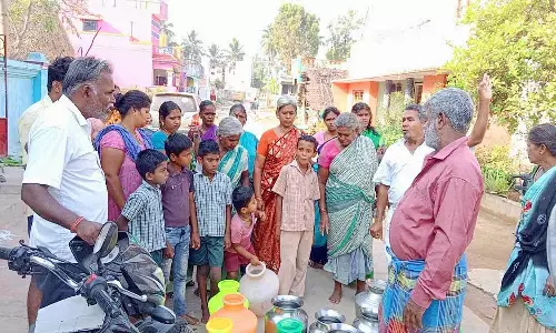 குடிநீர் கேட்டு காலிகுடங்களுடன் பொதுமக்கள் போராட்டம்