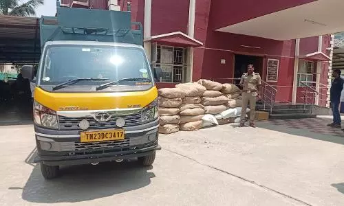 குட்கா கடத்திய 2 டிரைவர்கள் கைது