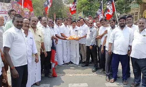 அ.தி.மு.க. இனிப்பு வழங்கி கொண்டாட்டம்