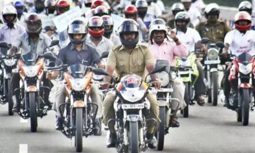 வலங்கைமானில் ஹெல்மெட் அணிவது குறித்த விழிப்புணர்வு ஊர்வலம்
