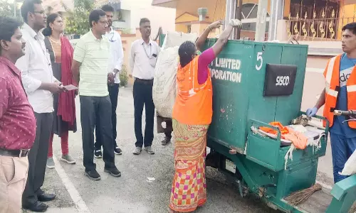 குப்பை சேகரிப்பது குறித்து கமிஷனர் வீடு வீடாக ஆய்வு