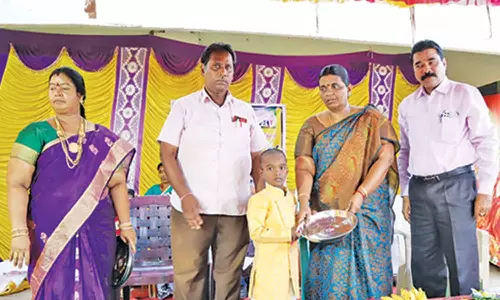 பள்ளி ஆண்டு விழாவில் போட்டிகளில் வெற்றி பெற்றவர்களுக்கு பரிசு வழங்கல்