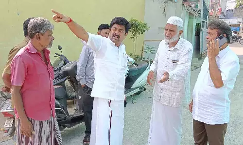 புதிதாக அமைக்கப்பட்டுள்ள தார் சாலை தரம் குறித்து மேயர் ஆய்வு