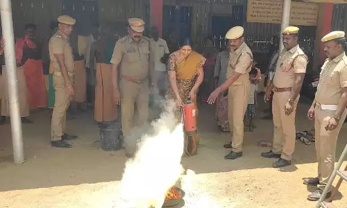 தீ விபத்துக்களை தடுக்கும் வழிமுறைகள் - வெள்ளகோவில் தீயணைப்பு துறையினர் விளக்கம்
