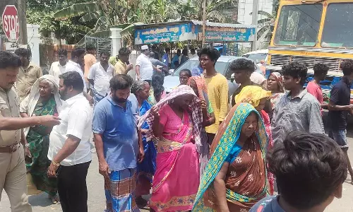 கன்னிகைப்பேர் கிராமத்தில் சீரான மின்சாரம் வழங்க கோரி பொதுமக்கள் சாலை மறியல் போராட்டம்