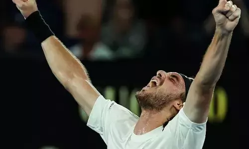 பார்சிலோனா ஓபன் டென்னிஸ் - அரையிறுதிக்கு முன்னேறினார் சிட்சிபாஸ்