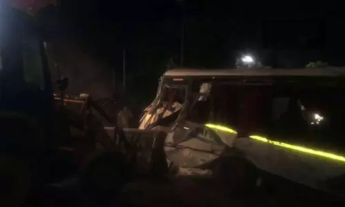 உ.பி., அயோத்தியில் லாரி மீது பேருந்து மோதி விபத்து: 5 பேர் பலி- 12 பேர் படுகாயம்