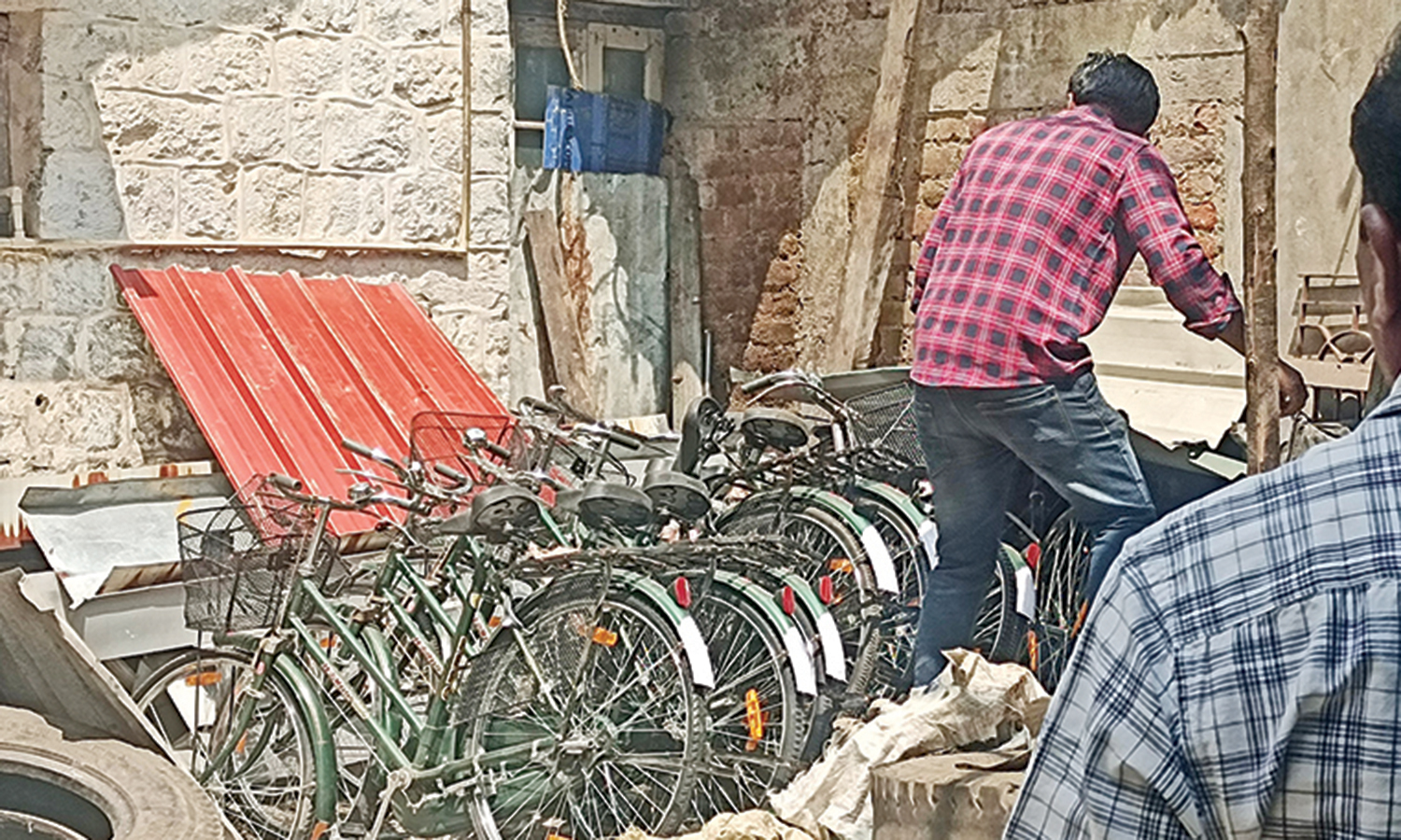 கொடைக்கானலில் மாணவர்களின் இலவச சைக்கிள்கள் விற்பனை - அதிகாரிகள் விசாரணை